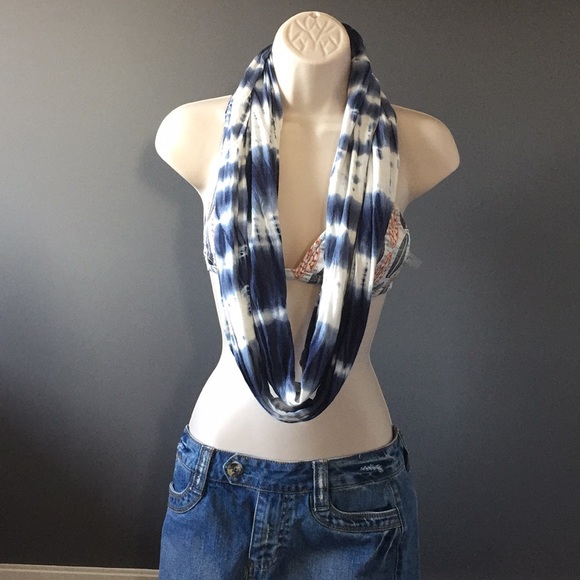 đź’ĄSALE BCBG tie-die infinity scarf - Picture 1 of 2